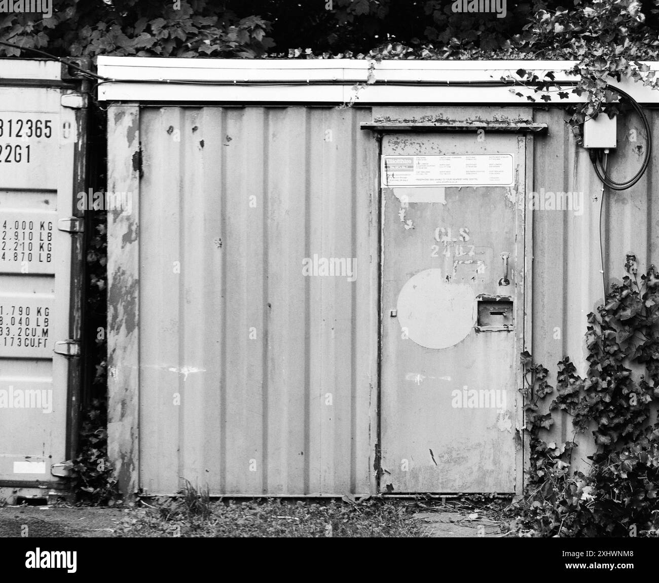 Contenitori di spedizione utilizzati per lo stoccaggio, Winchester, Hmapshire, Inghilterra, Regno Unito. Foto Stock
