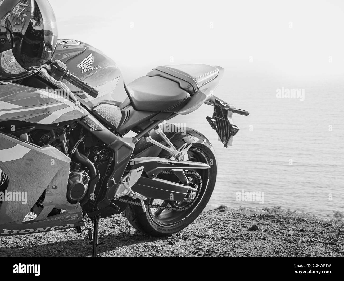 Modello giapponese Honda modello CBR 650 R. Grande motocicletta sportiva Honda parcheggiata su strada. Motori sportivi. Foto in bianco e nero. Honda Super Sport Foto Stock