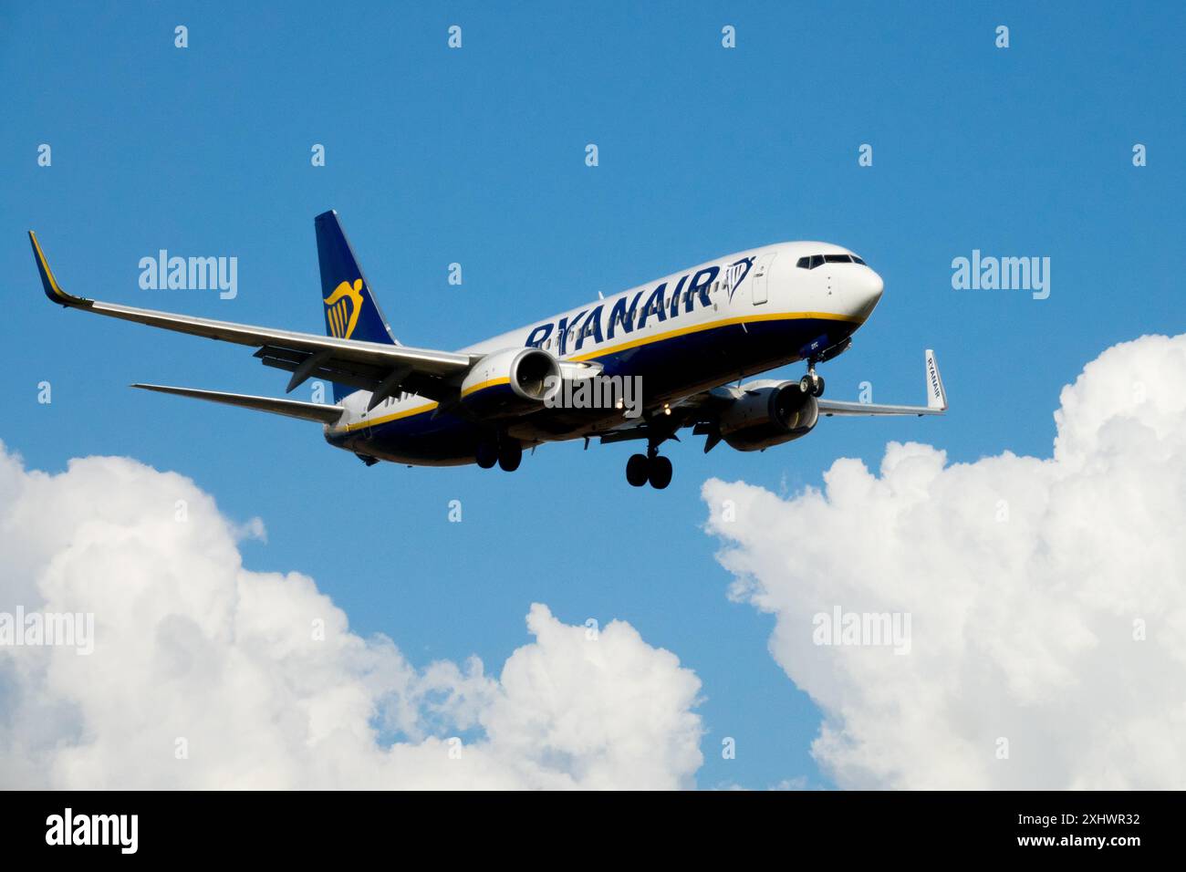 Boeing 737 Ryanair, aereo che vola contro Blue Sky e Clouds Airplane Foto Stock