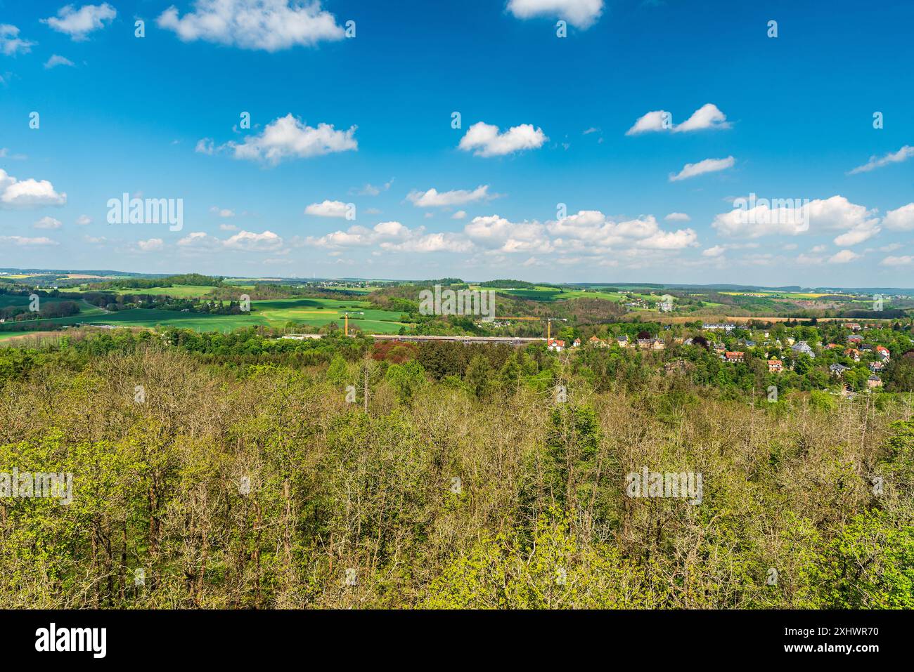 Valle dell'Elstertal con Elstertalbrucke e paesaggio rurale ondulato intorno dalla torre di osservazione Julius-Mosen-Turm sopra la diga di Talsperre Pohl in Sassonia durin Foto Stock