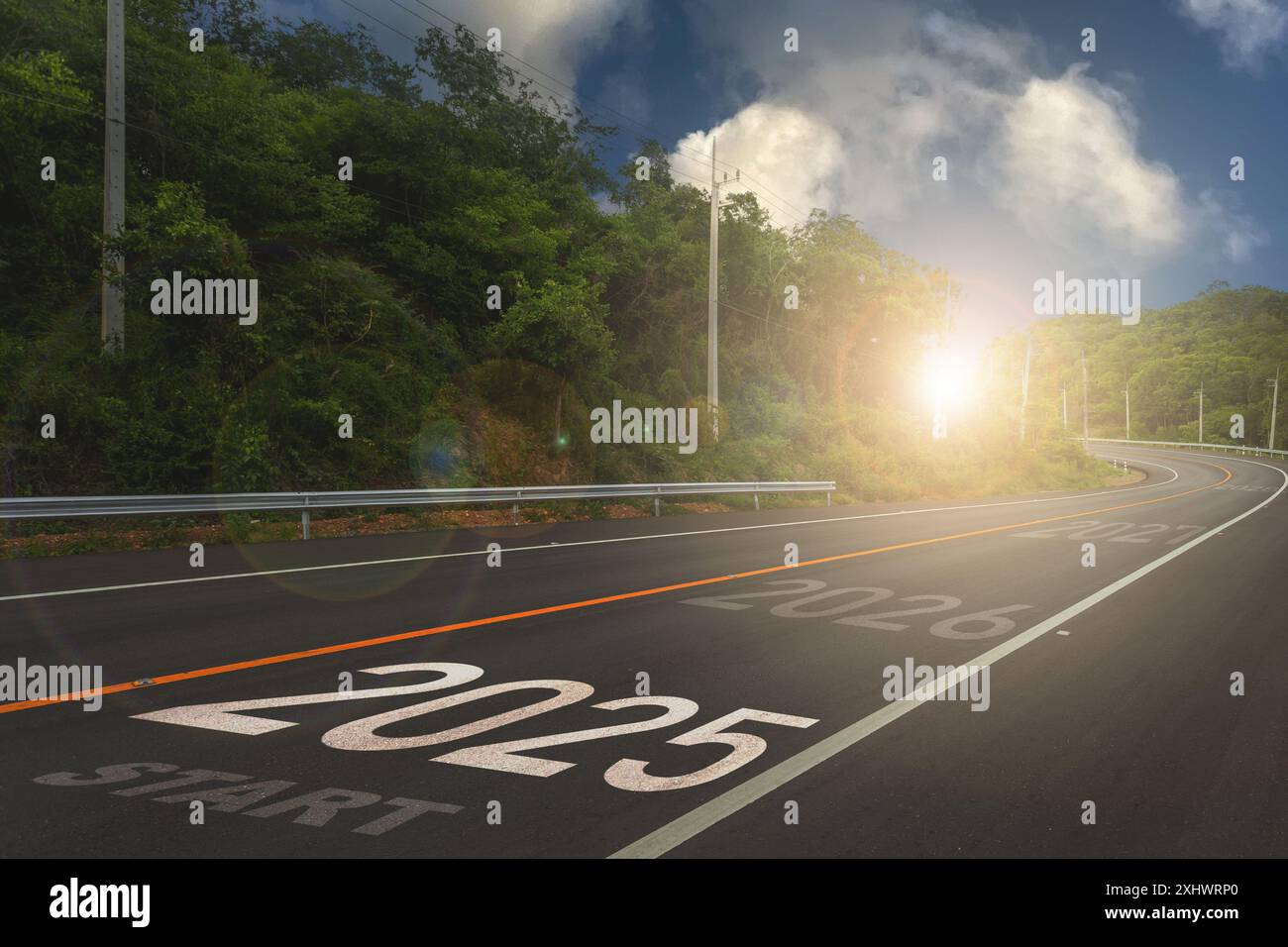 2025,il nuovo anno 2025 o l'inizio del concetto della parola 2025 è scritto sulla strada in mezzo alla strada asfaltata con un tramonto mountai Foto Stock