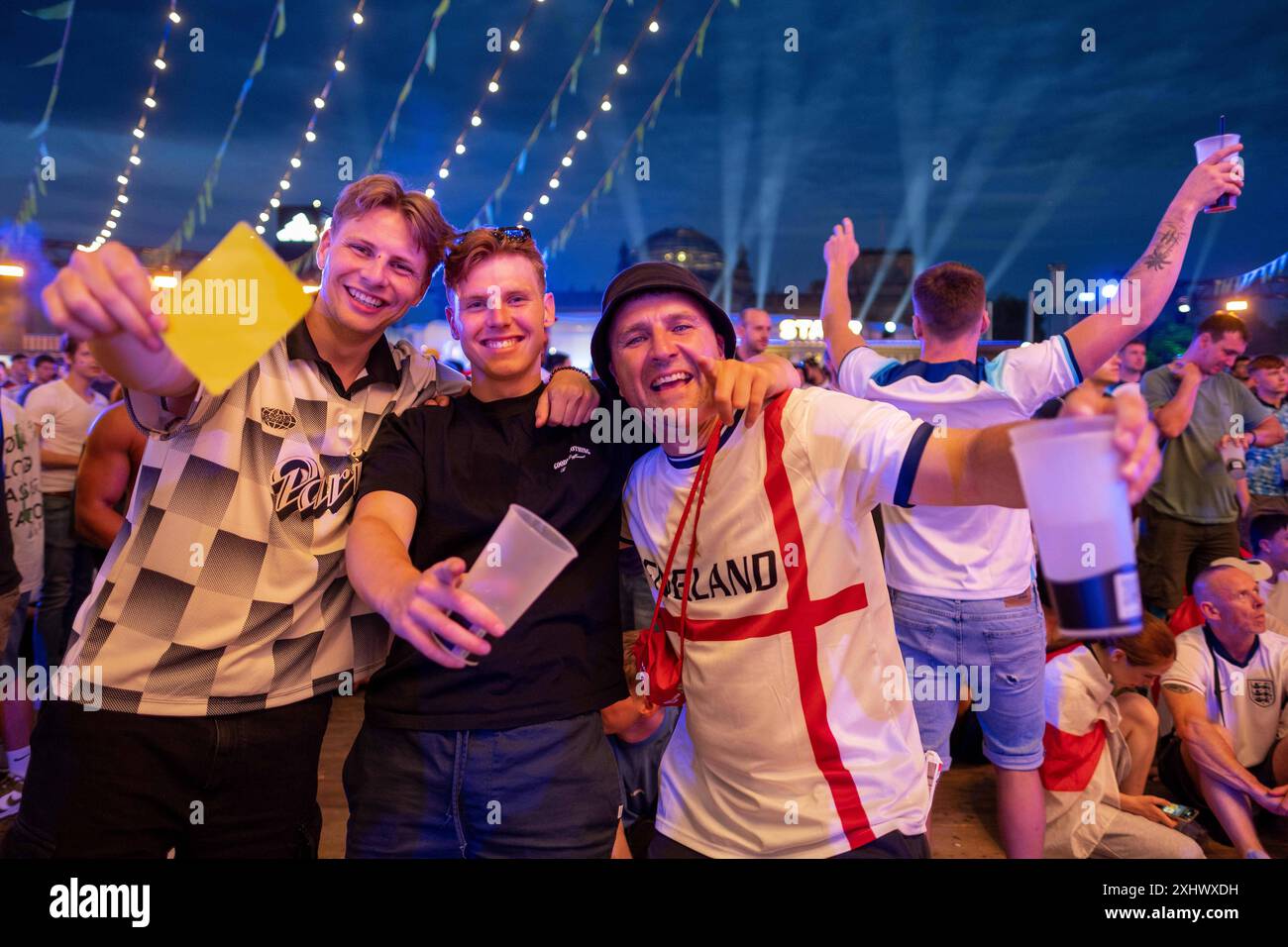 Fußballfans verfolgen auf der Berliner Fanzone am Brandenburger Tor anlässlich der Fußballeuropameisterschaft UEFA EURO 2024 das finale Spanien gegen Inghilterra. / I tifosi di calcio guardano la finale tra Spagna e Inghilterra nella zona tifosi di Berlino alla porta di Brandeburgo in occasione del Campionato europeo di calcio UEFA EURO 2024. Foto-foto/K.M.Krause *** i tifosi di calcio guardano la finale tra Spagna e Inghilterra nella zona tifosi di Berlino alla porta di Brandeburgo in occasione del Campionato europeo di calcio UEFA EURO 2024 i tifosi di calcio guardano la finale tra Spagna e Inghilterra alla B Foto Stock