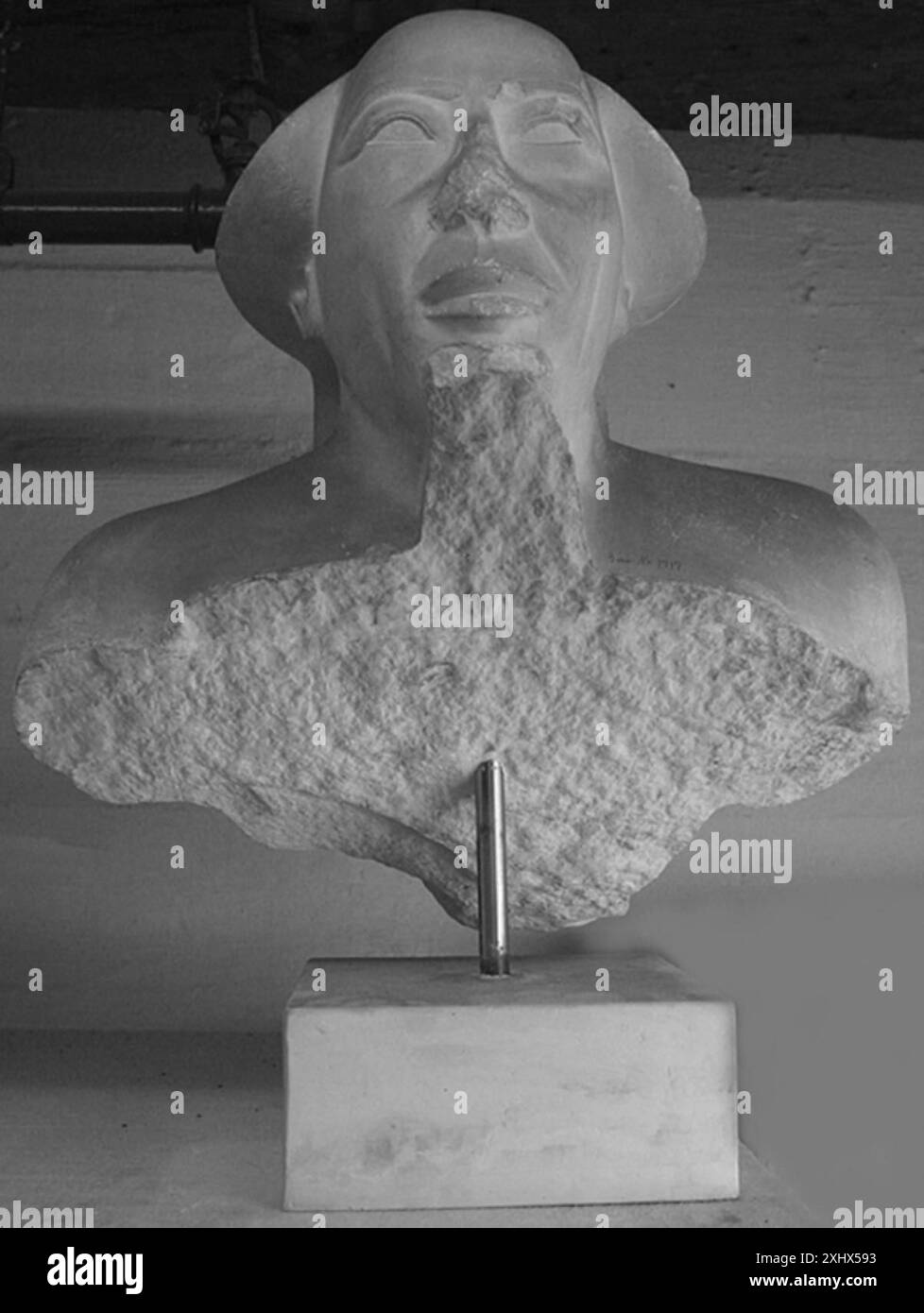 Un busto raffigurante il principe Monthemhat, il sacerdote Amon, sindaco di Tebe e governatore sull'alto Egitto, che illustra la ritrattistica di figure politiche e religiose egiziane antiche. Foto Stock