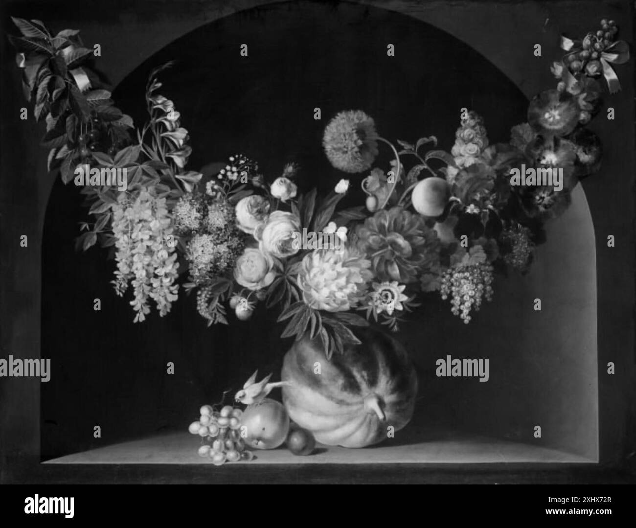 Un dipinto di C.D. Fritzsch raffigurante ghirlande di fiori disposte in una composizione decorativa, evidenziando l'accuratezza botanica e il colore nella pittura europea del XVIII secolo. Foto Stock
