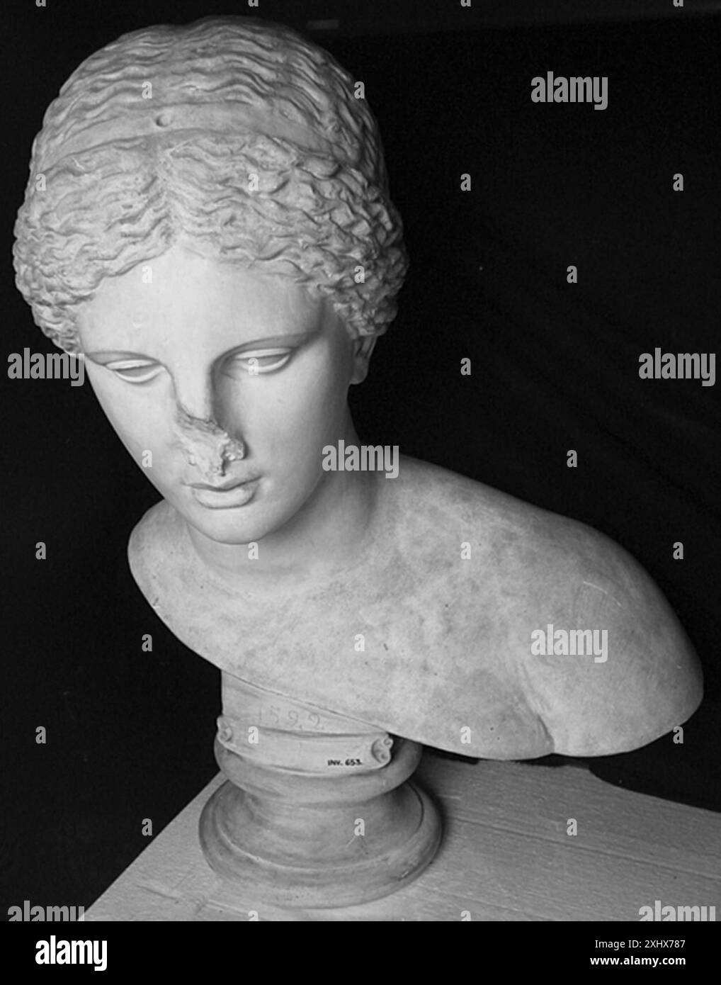 Incisione che mostra un busto di Afrodite, raffigurante la testa, le caratteristiche del viso, i capelli, lo stile classico, e dettagli scultorei, creati nella Roma del XVIII secolo su modelli classici. Foto Stock
