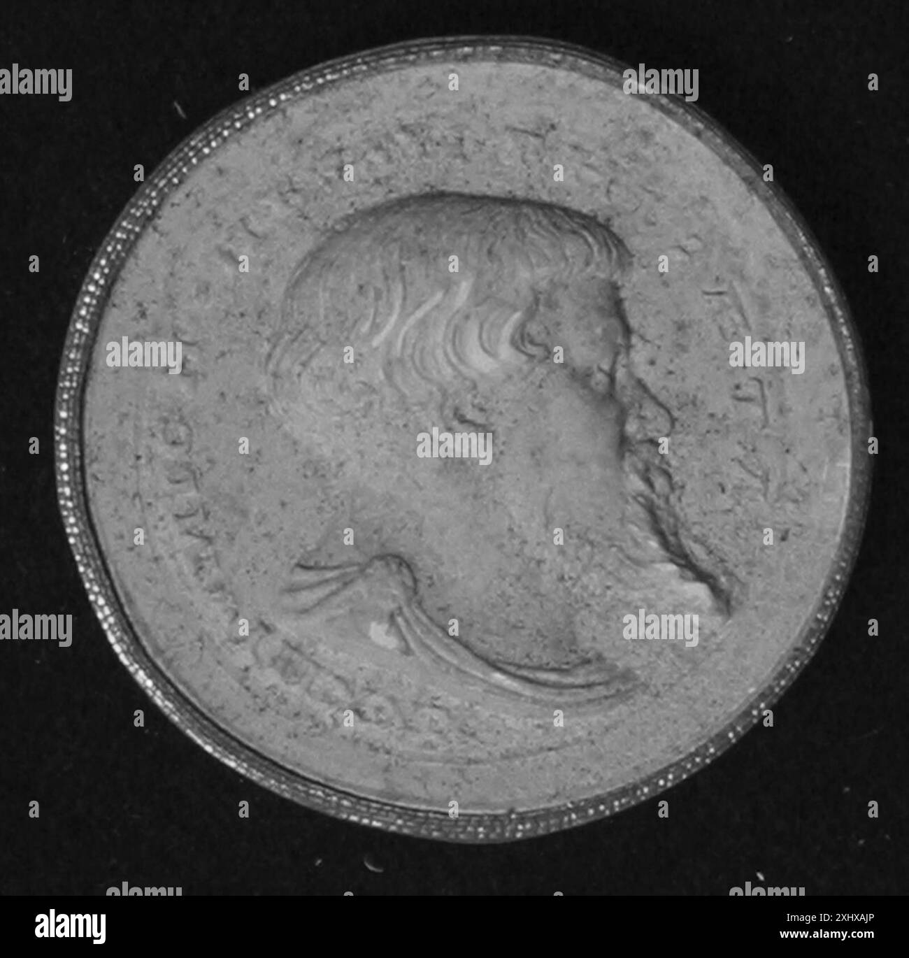 Oggetto di tipo incerto, eventualmente una medaglia, un sigillo o una moneta, che mostra il disegno e le iscrizioni in rilievo, utilizzato per l'identificazione o la commemorazione. Foto Stock