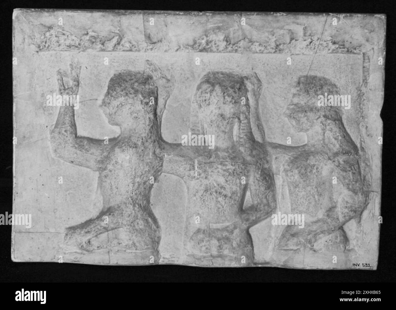 Rilievo che mostra i corpi superiori di tre donne, forse Cariti, rivolti a sinistra con la mano destra sollevata Foto Stock