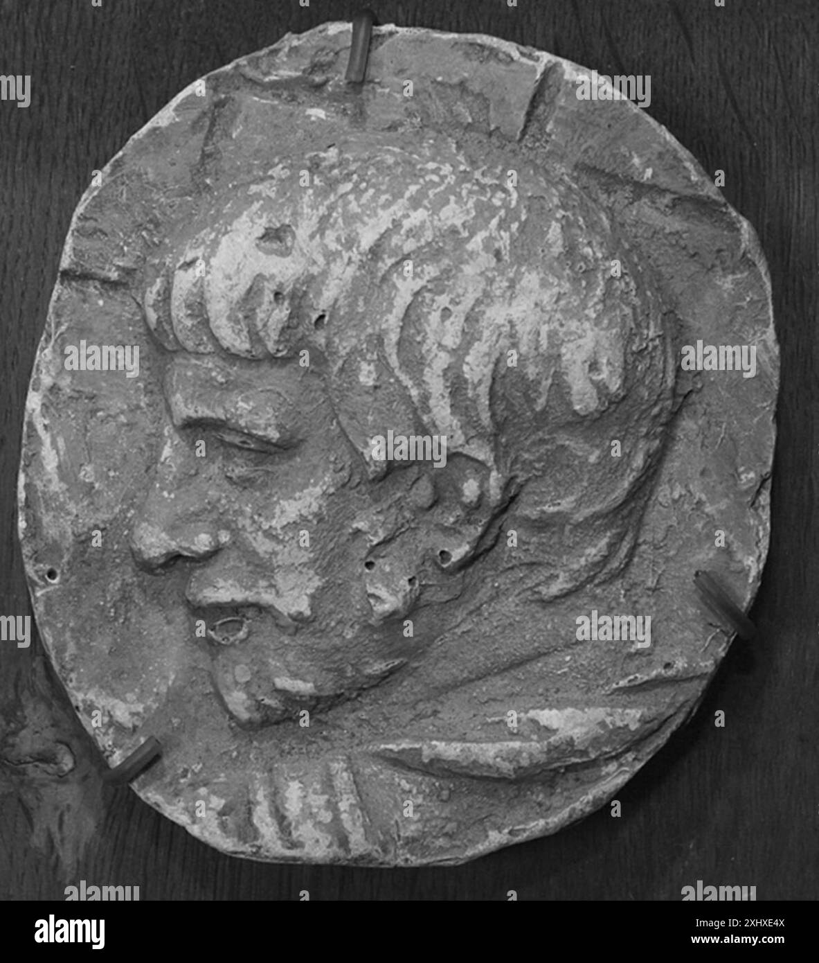 Profilo sinistro della testa di un uomo sulla colonna Traiano, che mostra lo stile scultoreo e i dettagli del ritratto romano. Foto Stock