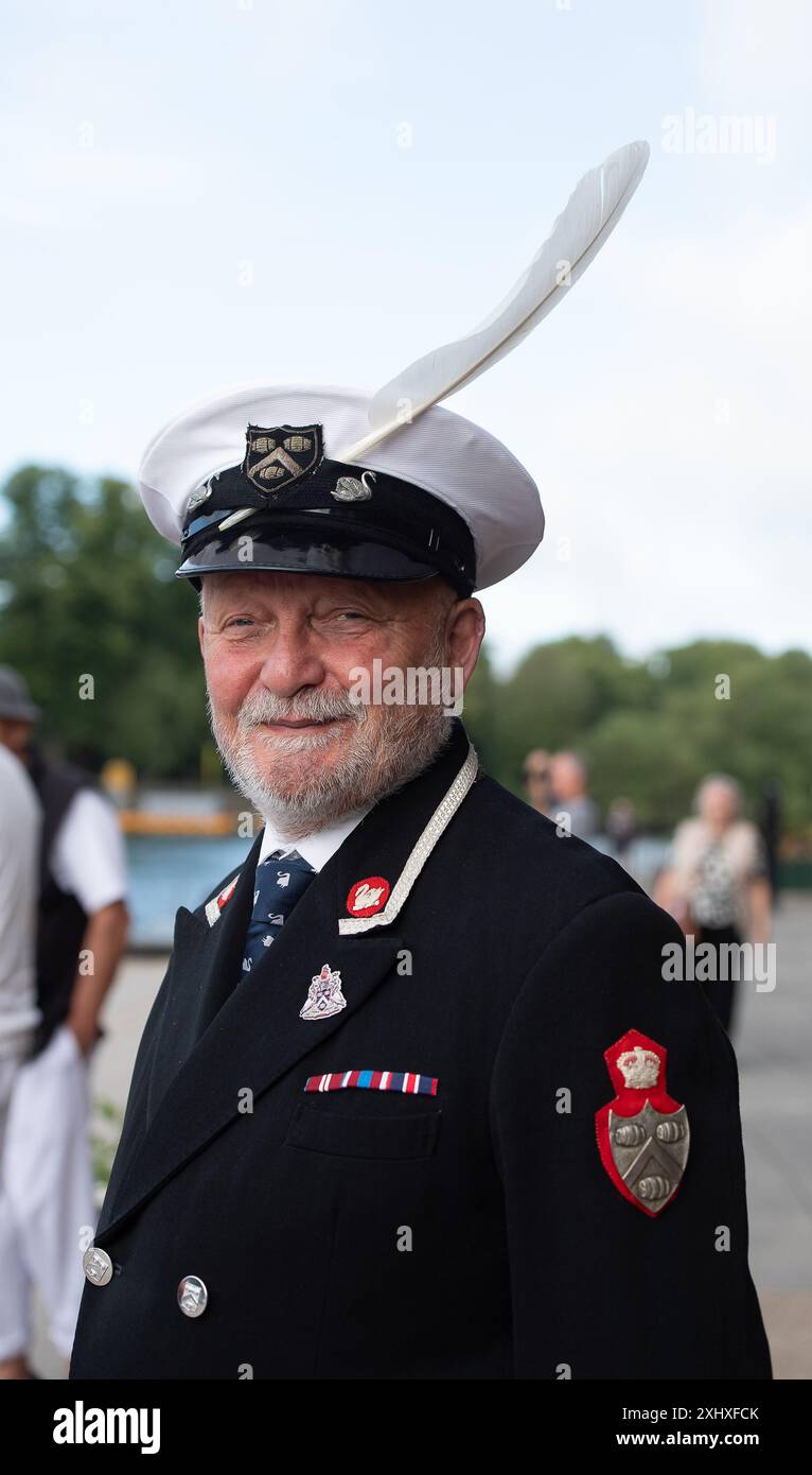 Eton, Windsor, Berkshire, Regno Unito. 16 luglio 2024. Questa settimana sul Tamigi si svolge l'annuale Swan upping. HM le tomaie del cigno del re e le tomaie del cigno dei Dyers Livery e dei Vintners Livery erano a Eton, Windsor, stamattina, mentre partirono per il loro tratto successivo lungo il fiume Tamigi verso Marlow. Contano il numero di cigni e cignette e controllano la loro salute. Crediti: Maureen McLean/Alamy Live News Foto Stock