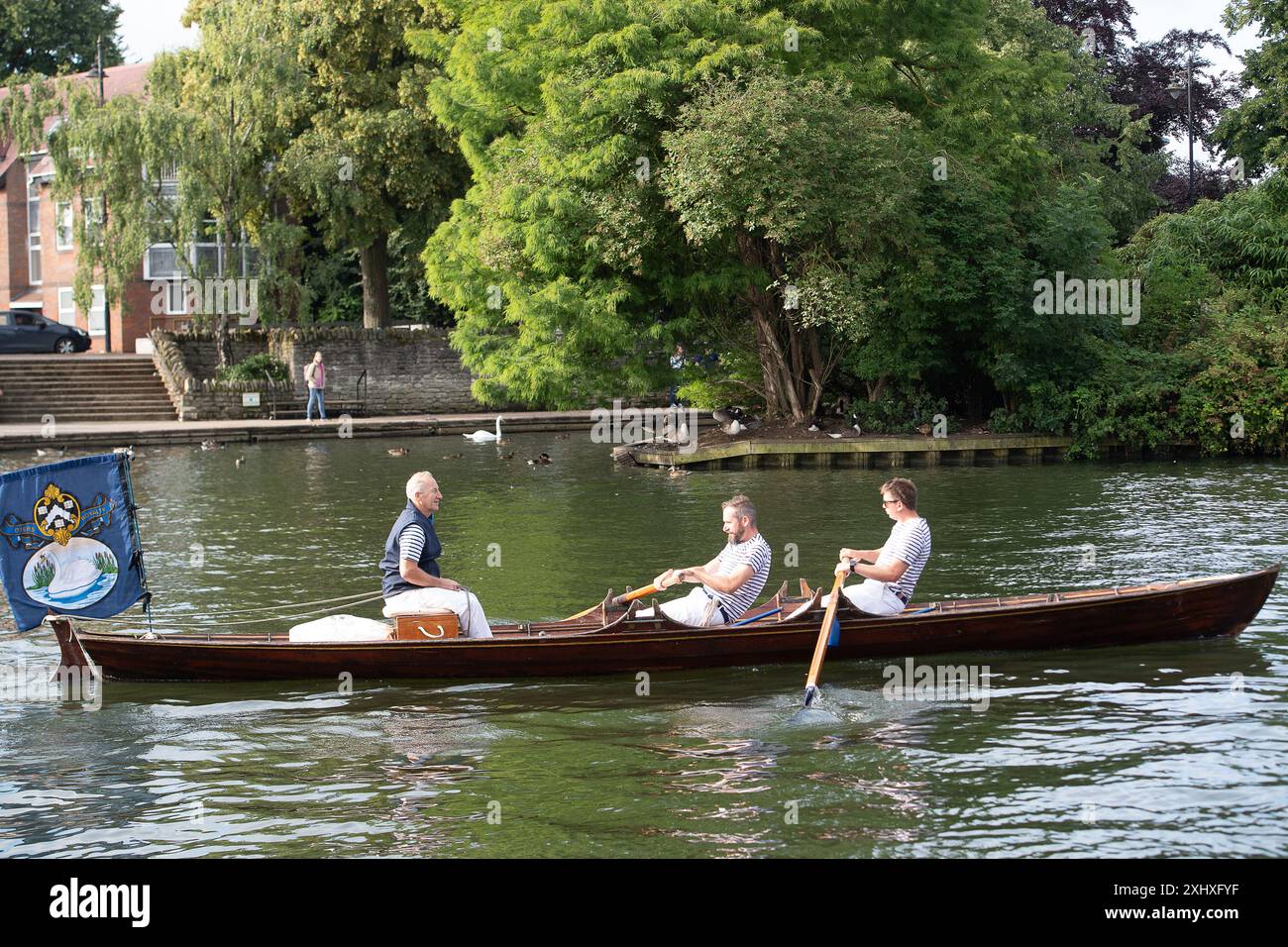 Eton, Windsor, Berkshire, Regno Unito. 16 luglio 2024. Questa settimana sul Tamigi si svolge l'annuale Swan upping. HM le tomaie del cigno del re e le tomaie del cigno dei Dyers Livery e dei Vintners Livery erano a Eton, Windsor, stamattina, mentre partirono per il loro tratto successivo lungo il fiume Tamigi verso Marlow. Contano il numero di cigni e cignette e controllano la loro salute. Crediti: Maureen McLean/Alamy Live News Foto Stock