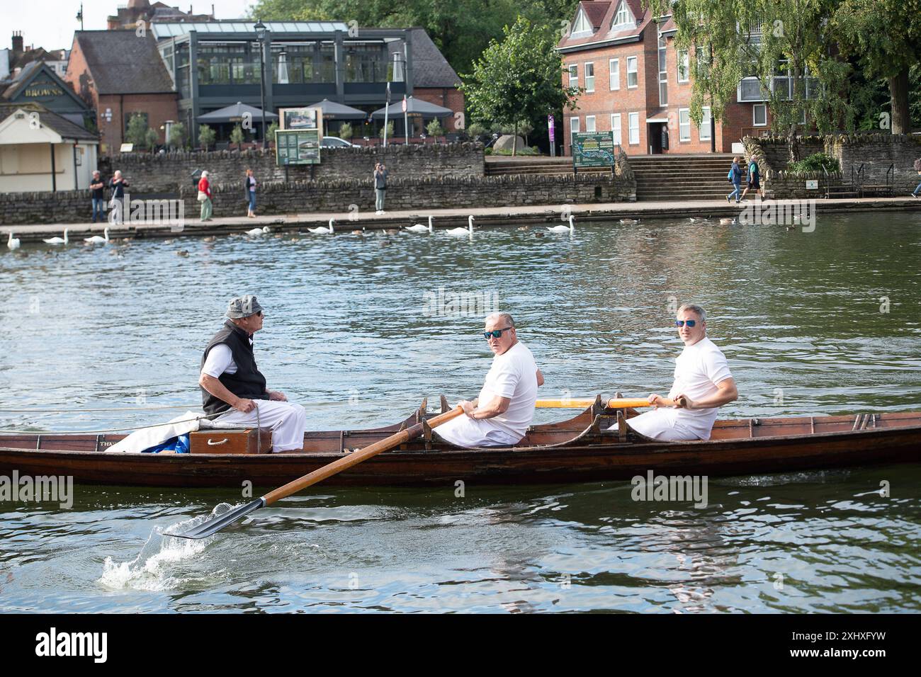 Eton, Windsor, Berkshire, Regno Unito. 16 luglio 2024. Questa settimana sul Tamigi si svolge l'annuale Swan upping. HM le tomaie del cigno del re e le tomaie del cigno dei Dyers Livery e dei Vintners Livery erano a Eton, Windsor, stamattina, mentre partirono per il loro tratto successivo lungo il fiume Tamigi verso Marlow. Contano il numero di cigni e cignette e controllano la loro salute. Crediti: Maureen McLean/Alamy Live News Foto Stock