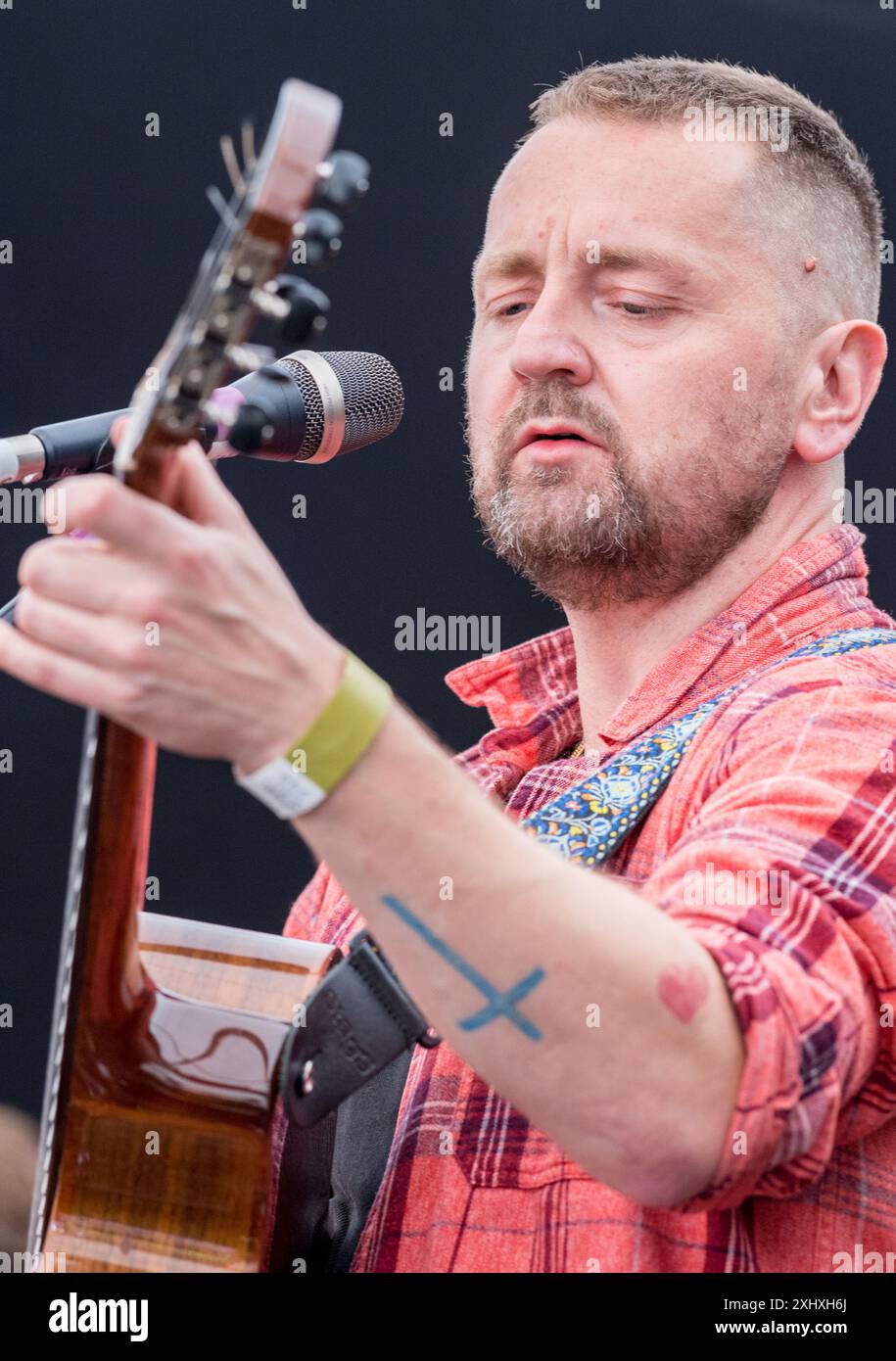 Ross Wilson, (codice Blue Rose) che suona dal vivo sul palco del festival musicale Gate to Southwell del 2024. Foto Stock