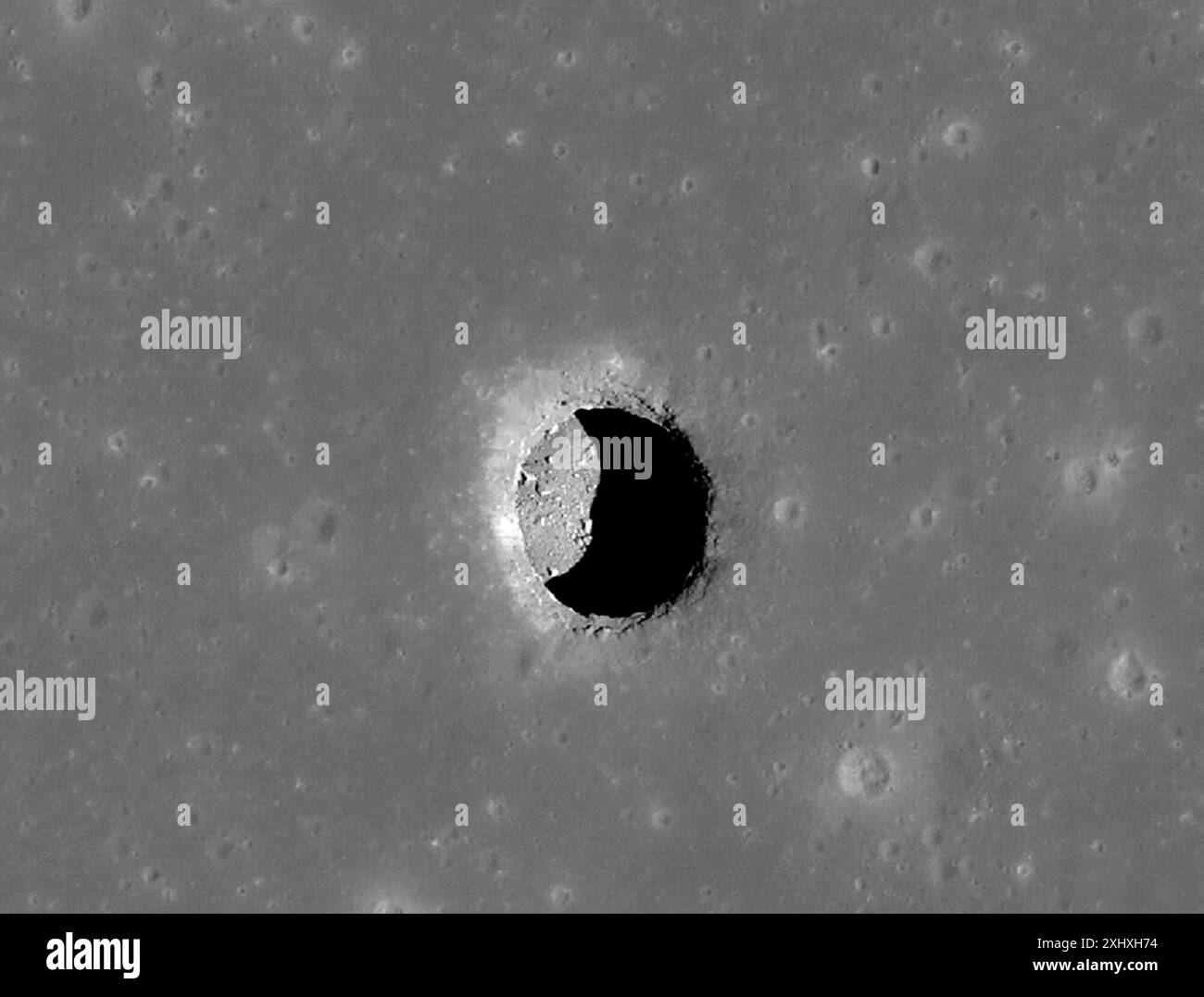 Distribuire la foto mostra la fossa del Mare Tranquillitatis vista dal Lunar Reconnaissance Orbiter della NASA. I dati radar del Lunar Reconnaissance Orbiter della NASA hanno rivelato quella che pensano possa essere la grotta più profonda conosciuta sulla luna, con un'entrata "lucernario" larga 330 piedi (100 metri). La grotta, che potrebbe potenzialmente essere un luogo per una futura base lunare, si trova a Mare Tranquillitatis, in latino Mare della tranquillità, vicino al punto di atterraggio dell'Apollo 11, la prima missione per far atterrare le persone sulla luna 55 anni fa questa settimana. I ricercatori dell'Università di Trento in Italia hanno rivelato di più su Mare Tranqu Foto Stock