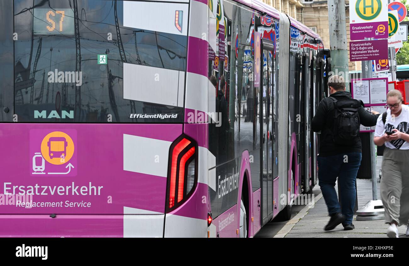 16 luglio 2024, Assia, Francoforte sul meno: Un uomo sale a bordo di un autobus sostitutivo Riedbahn sul lato sud della stazione principale. La chiusura completa di cinque mesi della linea ferroviaria tra Francoforte e Mannheim è iniziata ieri sera. La cosiddetta Riedbahn è la prima delle 41 linee che devono essere completamente modernizzate entro il 2031. Foto: Arne Dedert/dpa Foto Stock