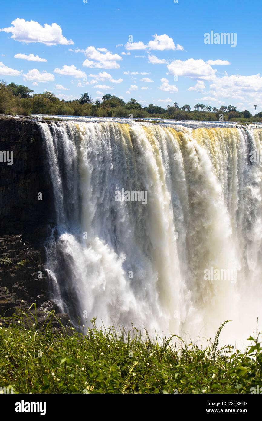 Famose cascate chiamate Cascate Vittoria nello Zimbabwe settentrionale. Le più grandi cascate dell'Africa, confinano con lo Zambia e lo Zimbabwe. Matabeleland, Africa Foto Stock