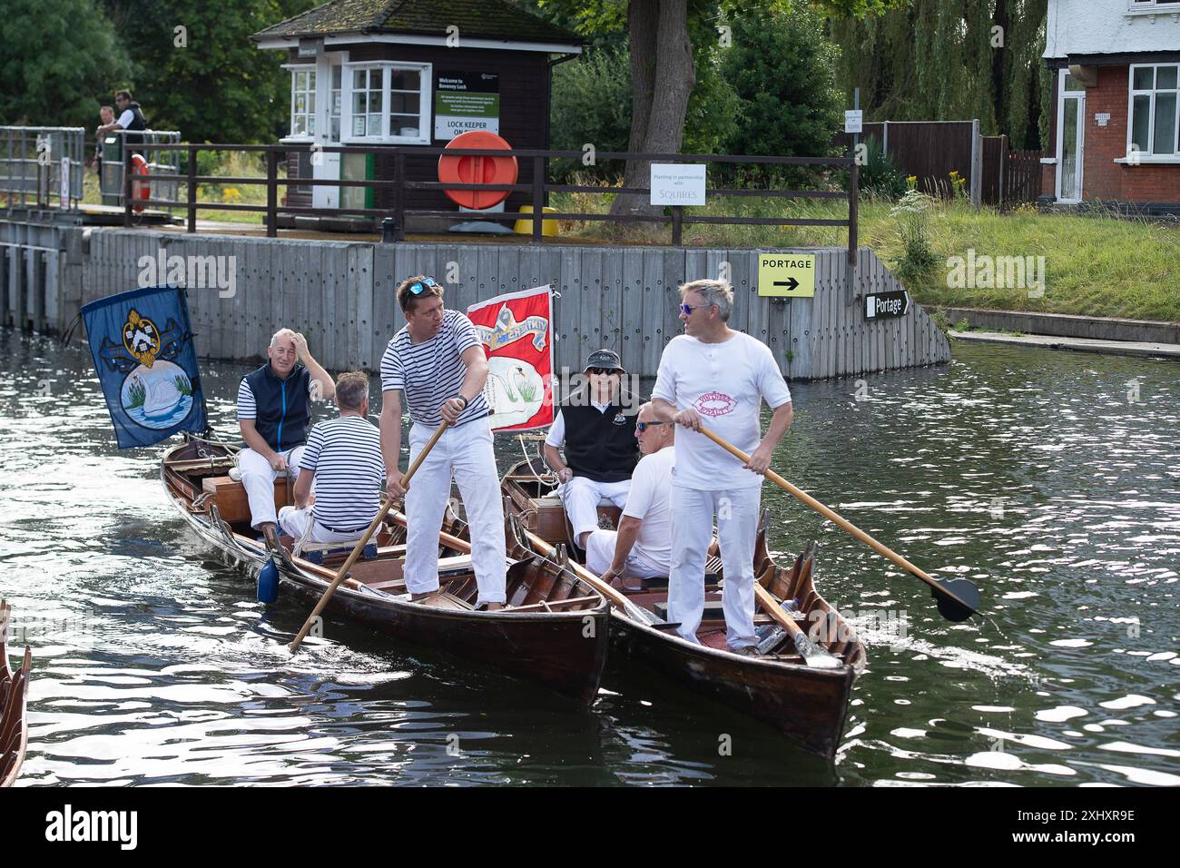 Boveney, Buckinghamshire, Regno Unito. 16 luglio 2024. Questa settimana sul Tamigi si svolge l'annuale Swan upping. HM le tomaie del cigno del re e le tomaie del cigno della Dyers Livery e della Vintners Livery erano al Boveney Lock nel Buckinghamshire questa mattina, dove hanno incontrato i bambini delle scuole locali per parlare loro della crescita del cigno. Durante il censimento annuale di questa settimana, i cigni superiori conteranno il numero di cigni e cignetti e controlleranno la loro salute. Crediti: Maureen McLean/Alamy Live News Foto Stock