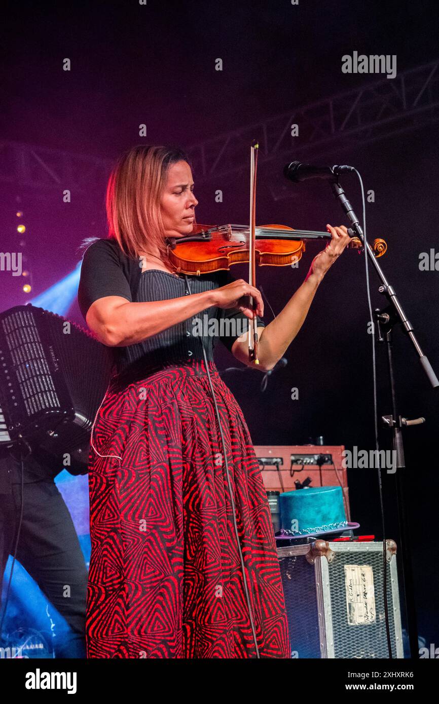 Il cantautore americano Rhiannon Giddens vincitore del Grammy Award e del Pulitzer Award si esibisce al festival musicale Gate to Southwell del 2024, in Inghilterra. Foto Stock