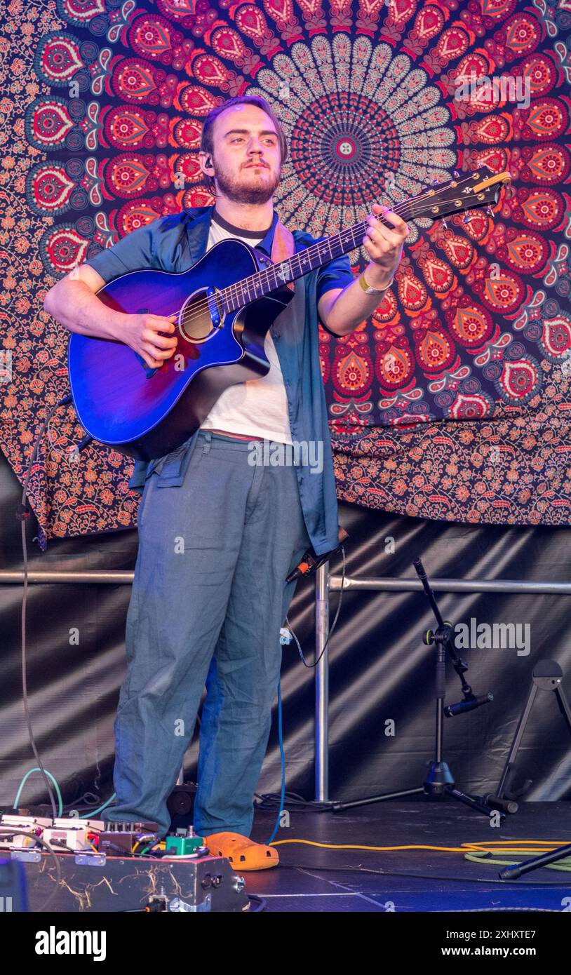 Il gruppo folk di Birmingham Juniper, che si esibisce dal vivo sul palco del 2024 Gate to Southwell Music Festival, Inghilterra. Foto Stock