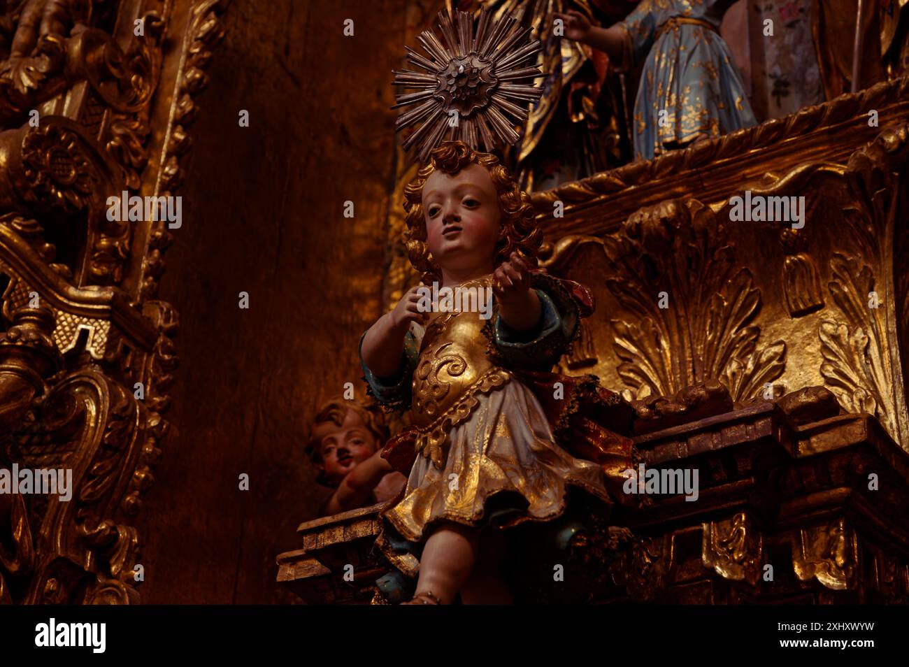 Statua dorata di un cherubino in una chiesa riccamente decorata a Porto, che mostra dettagli intricati e arte religiosa Foto Stock
