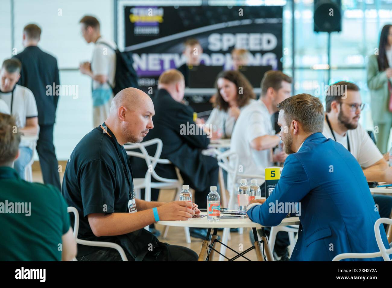 Mosca - 10 aprile 2024: Networking di professionisti e discussione durante l'evento aziendale Open Innovations Conference presso il Technopark Skolkovo nella sala moderna Foto Stock