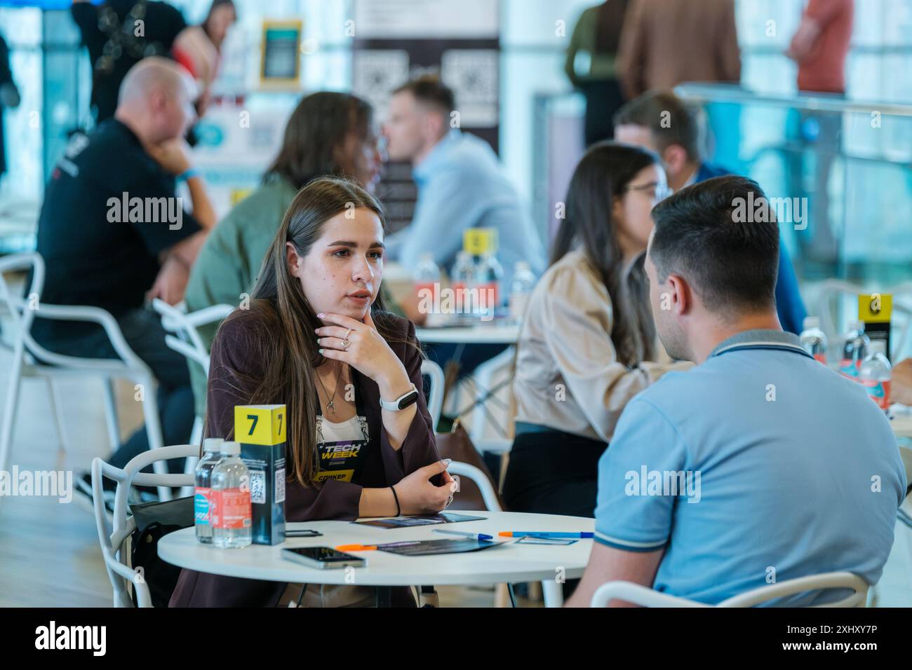 Mosca - 10 aprile 2024: Networking di professionisti e discussione durante l'evento aziendale Open Innovations Conference presso il Technopark Skolkovo nella sala moderna Foto Stock