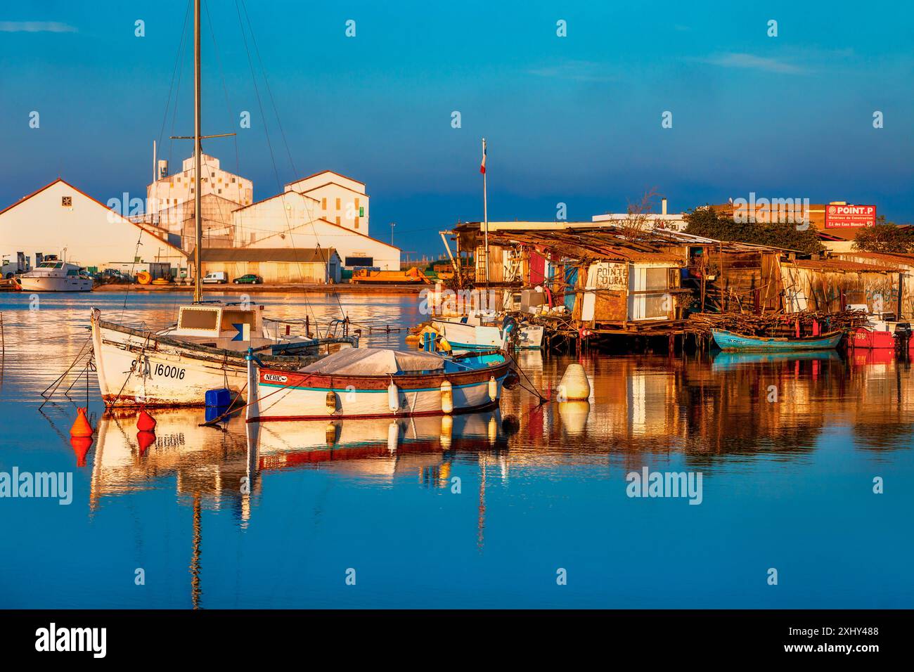 FRANCIA. HERAULT (34) SETE. CABINE E BARCHE DEL QUARTIERE DI POINTE COURTE SULLA LAGUNA DI THAU Foto Stock