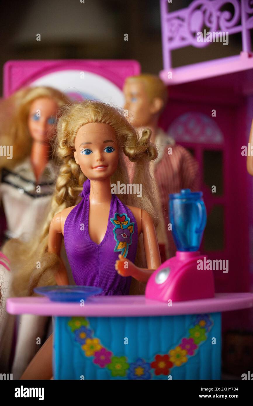 WOODBRIDGE, NEW JERSEY - 12 maggio 2019: Una Barbie degli anni '1980 mescola un drink nel suo frullatore Foto Stock