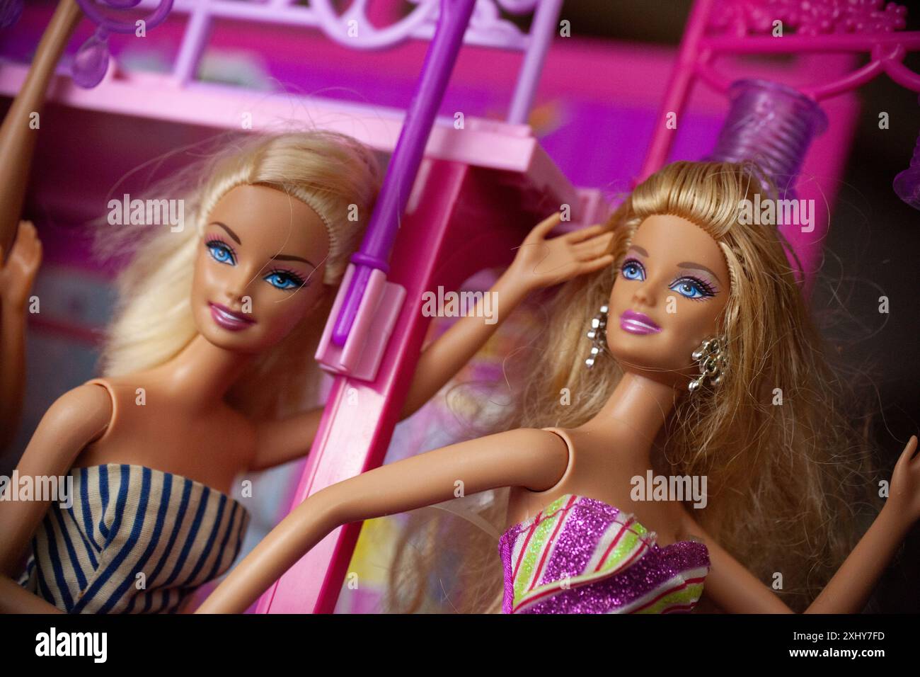 WOODBRIDGE, NEW JERSEY - 12 maggio 2019: Un ritratto in posa di due bambole Barbie Foto Stock