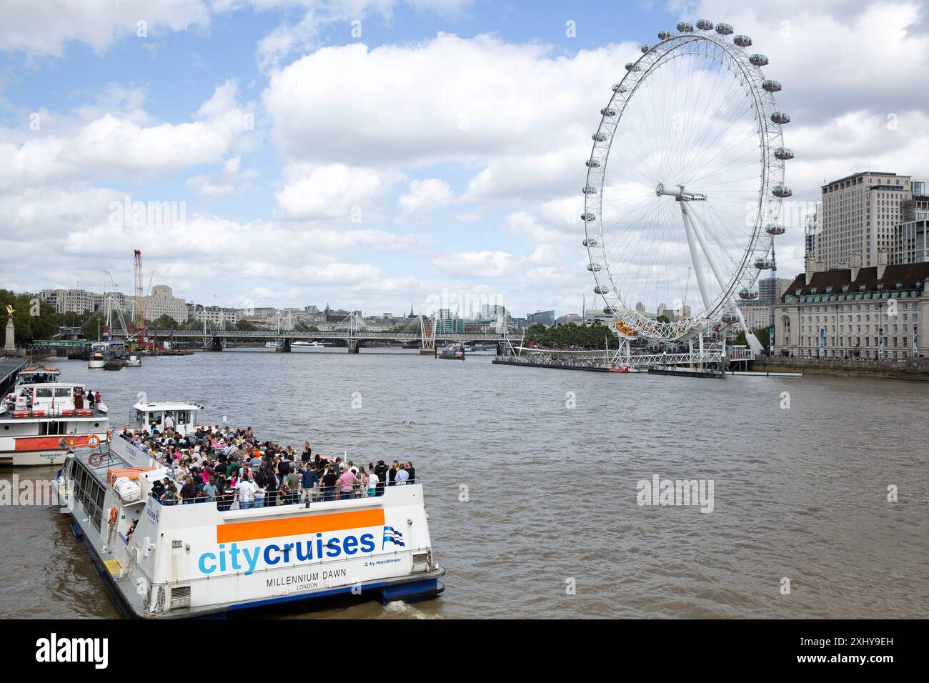 Le persone sono viste su una barca a Londra poiché molti turisti dovrebbero visitare la capitale durante la stagione estiva delle vacanze. Foto Stock