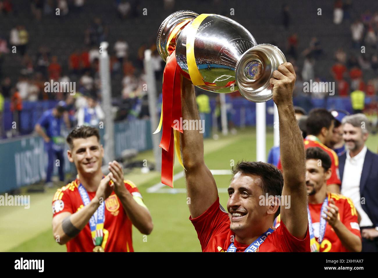 BERLINO - la spagnola Mikel Oyarzabal con il trofeo Henri Delaunay, coupé Henri Delaunay dopo la finale di UEFA EURO 2024 tra Spagna e Inghilterra all'Olympiastadion il 14 luglio 2024 a Berlino, Germania. ANP | Hollandse Hoogte | MAURICE VAN STEEN Foto Stock