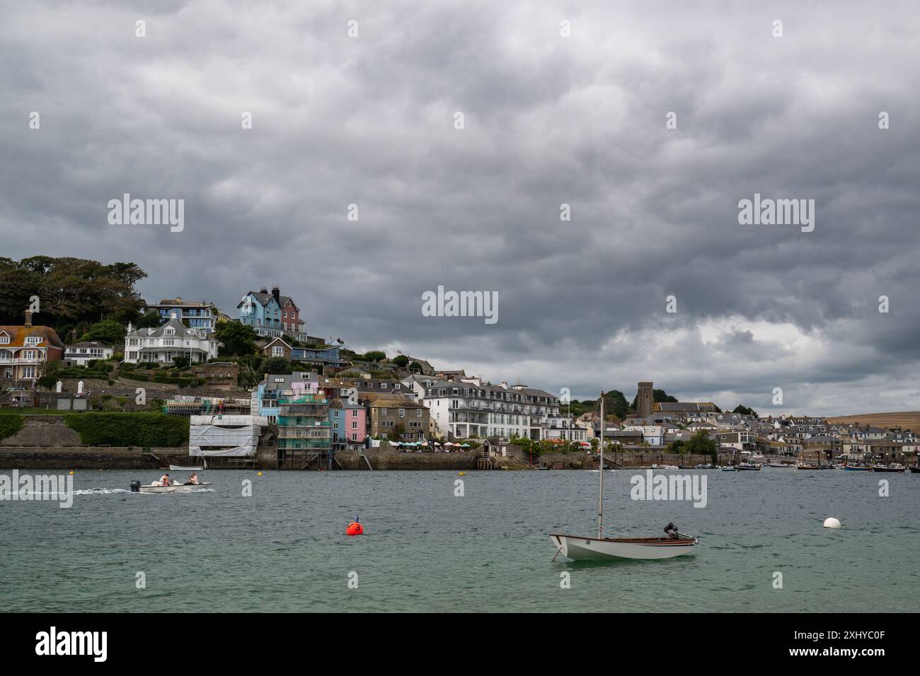 La città di Salcombe, con yacht club e chiesa, è stata visitata in un giorno d'estate da East Portlemouth con un cielo grigio e acque calme Foto Stock