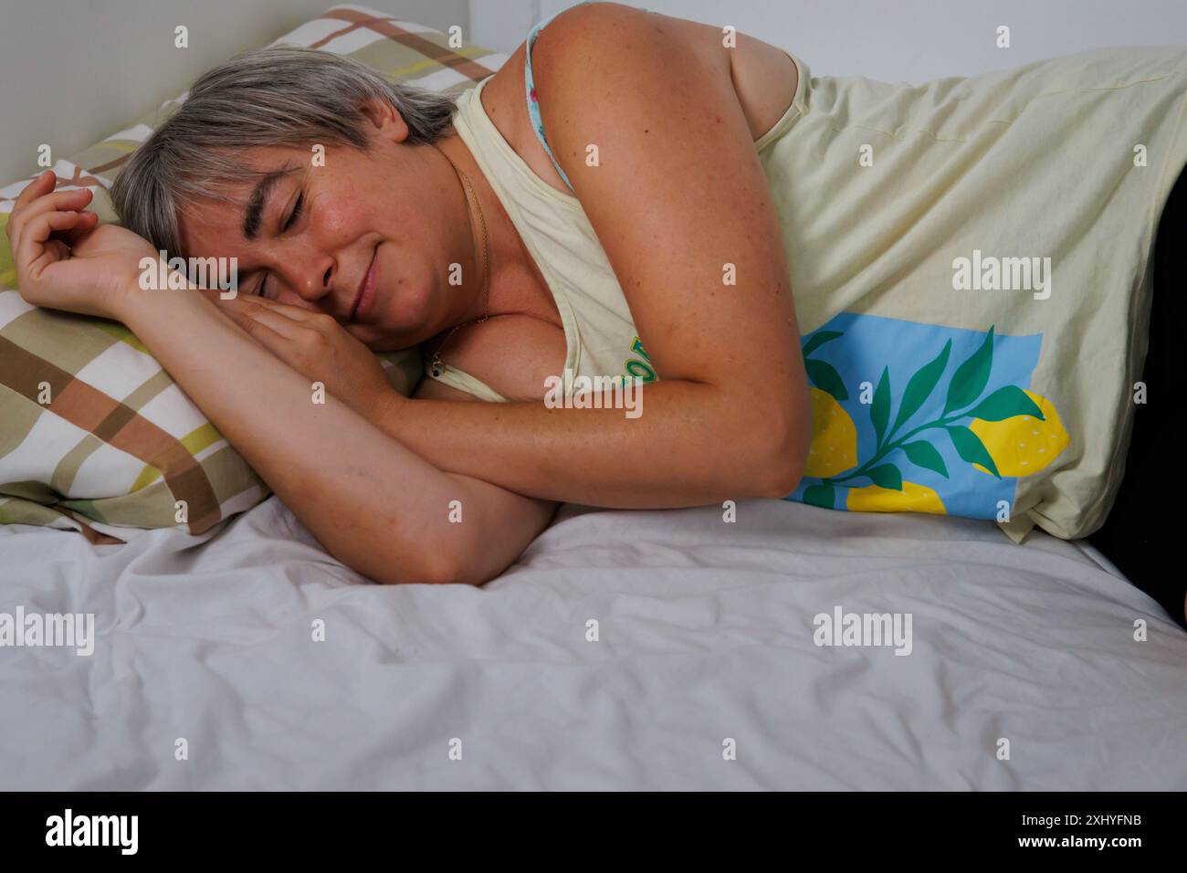 Donna matura con sorriso durante il sogno di un mondo migliore Foto Stock