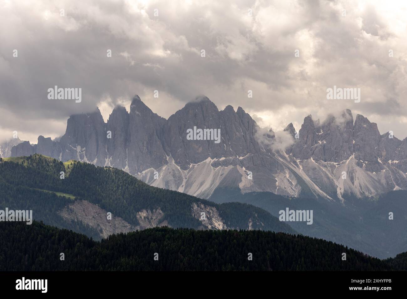 Le montagne dolomitiche si estendono dalle alpi italiane nei pressi di Bressone Foto Stock