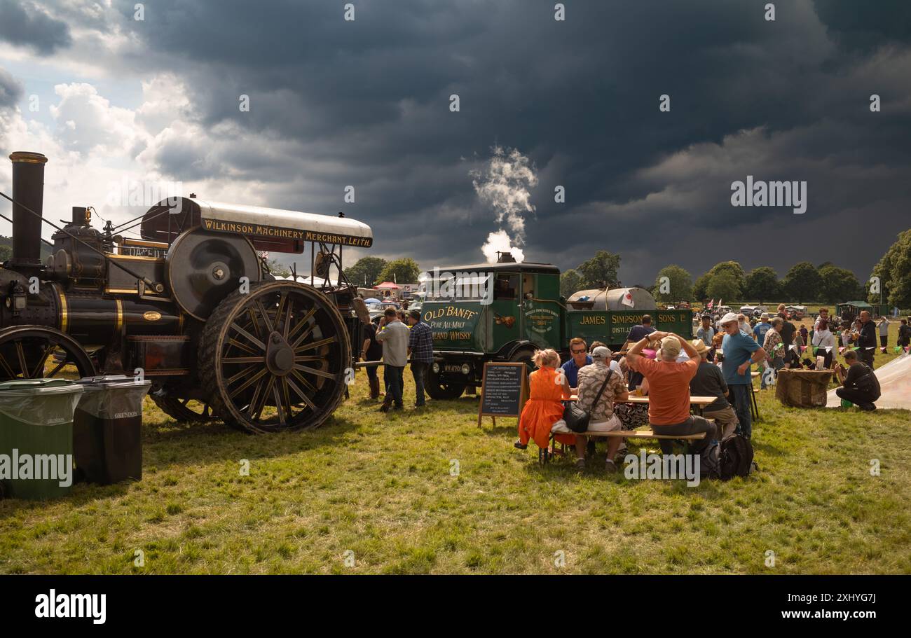 Storrington / UK - 13 luglio 2024: Motori di trazione e camion a vapore d'epoca in mostra al Sussex Steam Rally. Foto Stock