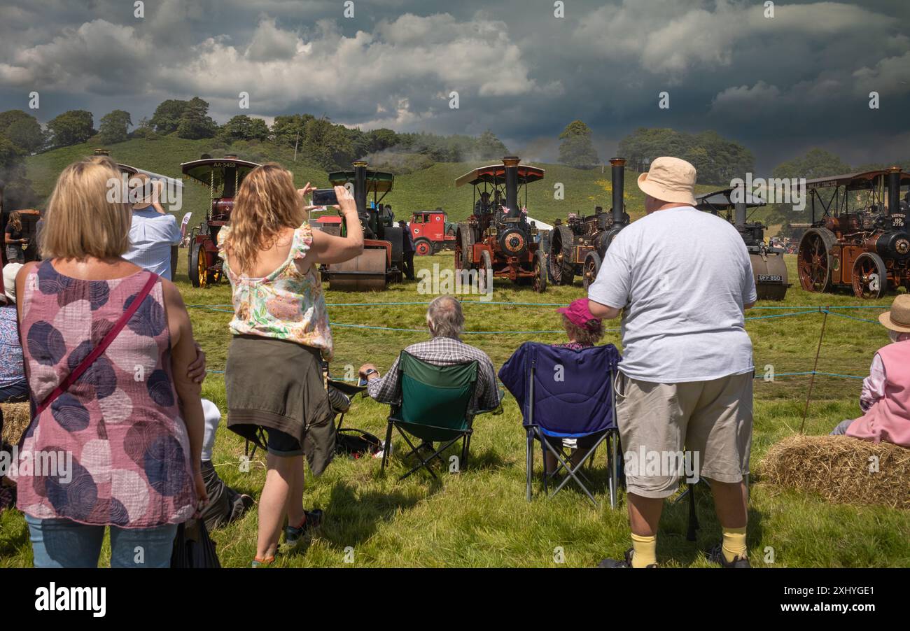 Storrington / UK - 13 luglio 2024: Gli spettatori guardano i motori di trazione a vapore e i rulli a vapore al Sussex Steam Rally. Foto Stock