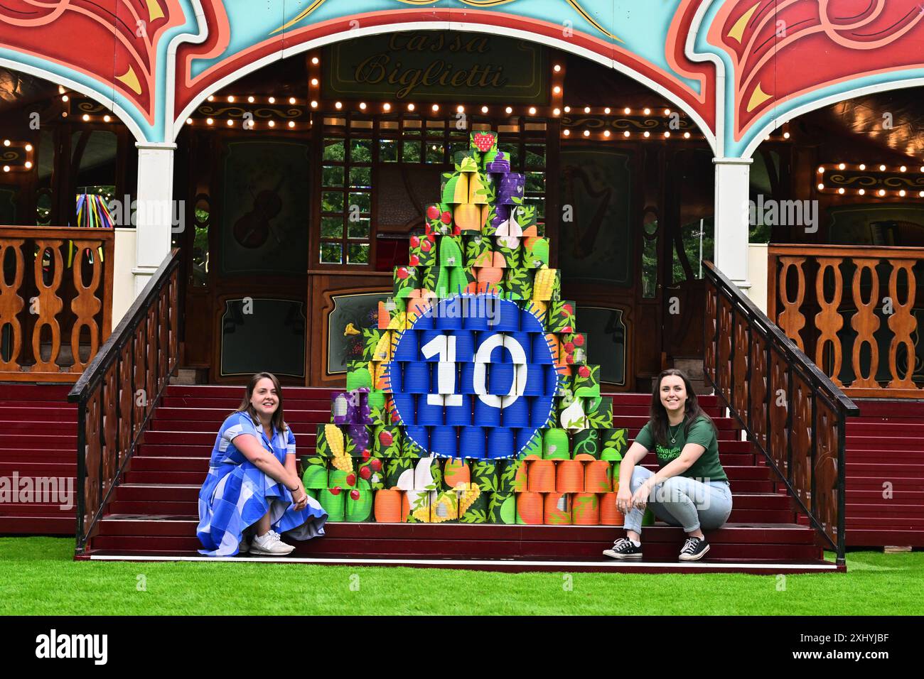 Dani Rae (a sinistra) e Rebecca McGuire, Edinburgh Food Project, lanciano la lattina dell'Edinburgh Food Festival in occasione del decimo anniversario dell'evento. Brian D Anderson Foto Stock