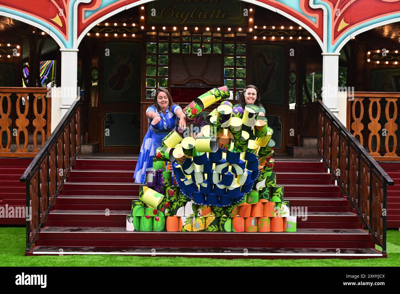 Dani Rae (a sinistra) e Rebecca McGuire, Edinburgh Food Project, lanciano la lattina dell'Edinburgh Food Festival in occasione del decimo anniversario dell'evento. Brian D Anderson Foto Stock