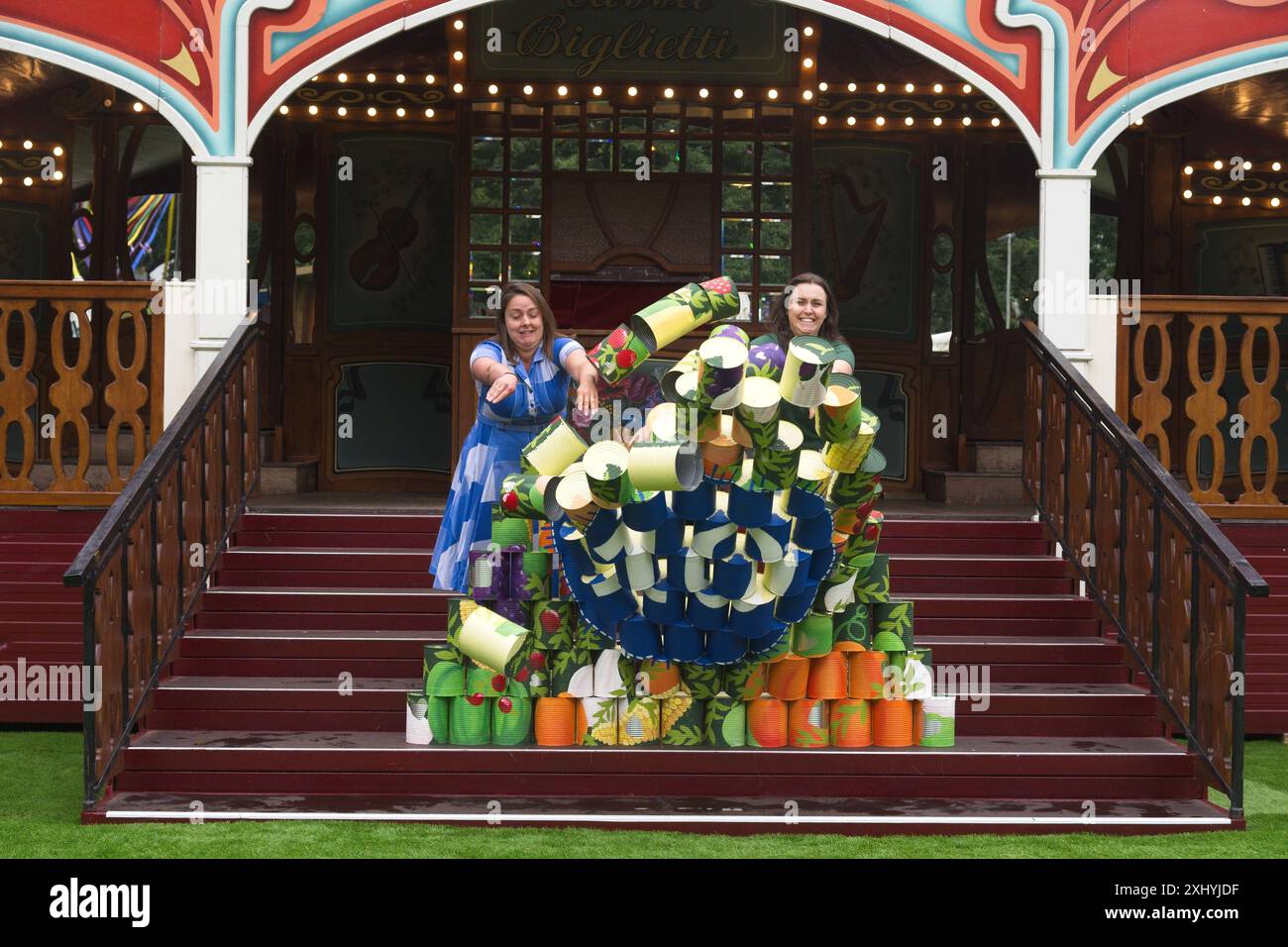 Dani Rae (a sinistra) e Rebecca McGuire, Edinburgh Food Project, lanciano la lattina dell'Edinburgh Food Festival in occasione del decimo anniversario dell'evento. Brian D Anderson Foto Stock