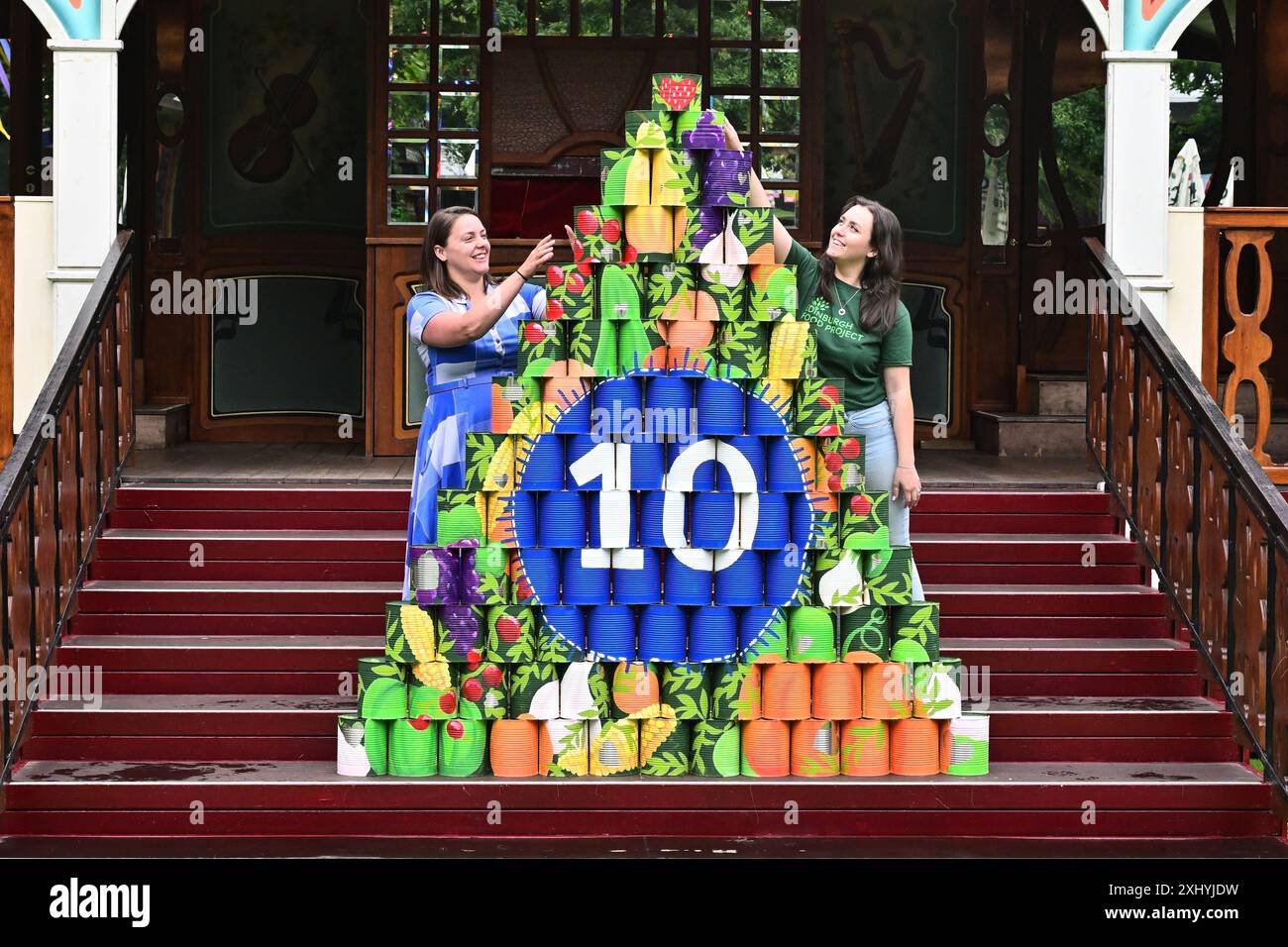 Dani Rae (a sinistra) e Rebecca McGuire, Edinburgh Food Project, lanciano la lattina dell'Edinburgh Food Festival in occasione del decimo anniversario dell'evento. Brian D Anderson Foto Stock
