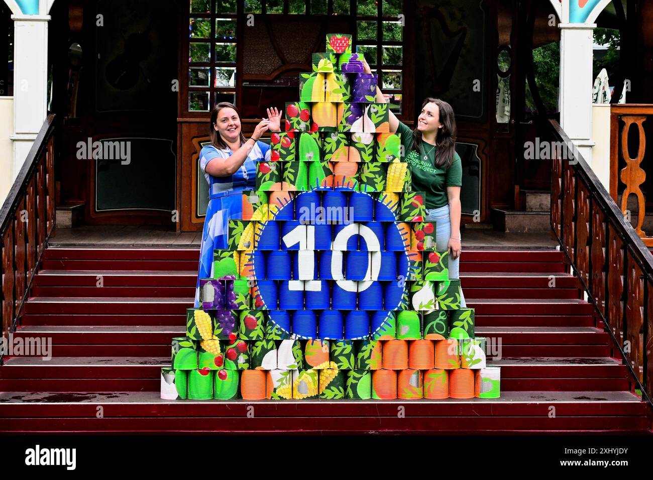 Dani Rae (a sinistra) e Rebecca McGuire, Edinburgh Food Project, lanciano la lattina dell'Edinburgh Food Festival in occasione del decimo anniversario dell'evento. Brian D Anderson Foto Stock