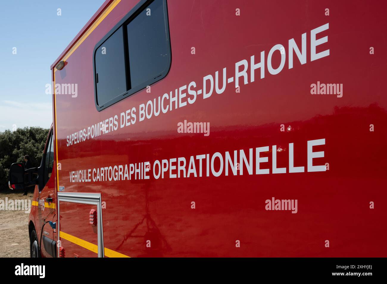 Coudoux, Francia. 15 luglio 2024. Un veicolo di mappatura tecnica dei vigili del fuoco di Marsiglia durante una sessione di addestramento; tutti coloro che sono coinvolti nella lotta contro gli incendi boschivi stanno organizzando un'esercitazione di addestramento per proteggere convogli e vigili del fuoco in intervento in previsione di un'estate calda e secca che favorisca gli incendi boschivi nella regione mediterranea. Credito: SOPA Images Limited/Alamy Live News Foto Stock