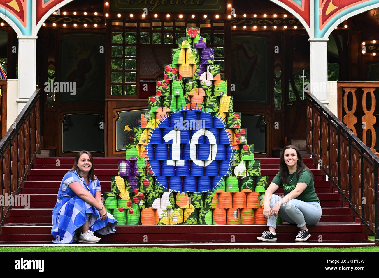 Dani Rae (a sinistra) e Rebecca McGuire, Edinburgh Food Project, lanciano la lattina dell'Edinburgh Food Festival in occasione del decimo anniversario dell'evento. Brian D Anderson Foto Stock