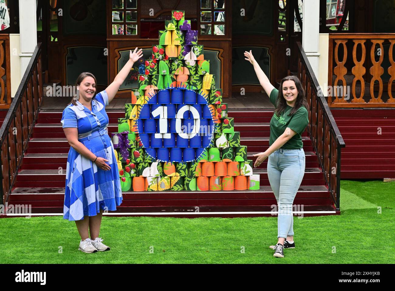 Dani Rae (a sinistra) e Rebecca McGuire, Edinburgh Food Project, lanciano la lattina dell'Edinburgh Food Festival in occasione del decimo anniversario dell'evento. Brian D Anderson Foto Stock