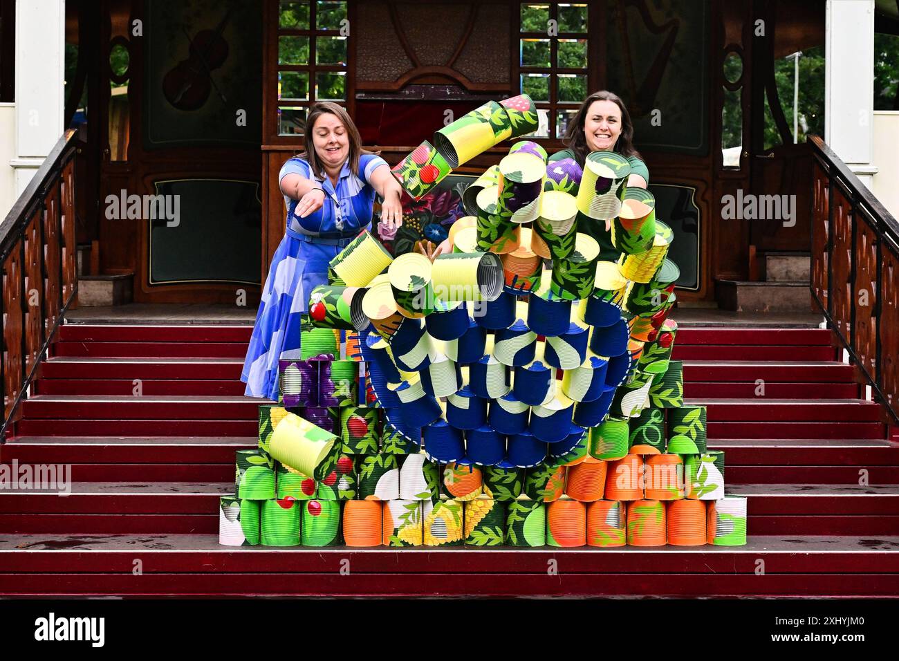 Dani Rae (a sinistra) e Rebecca McGuire, Edinburgh Food Project, lanciano la lattina dell'Edinburgh Food Festival in occasione del decimo anniversario dell'evento. Brian D Anderson Foto Stock