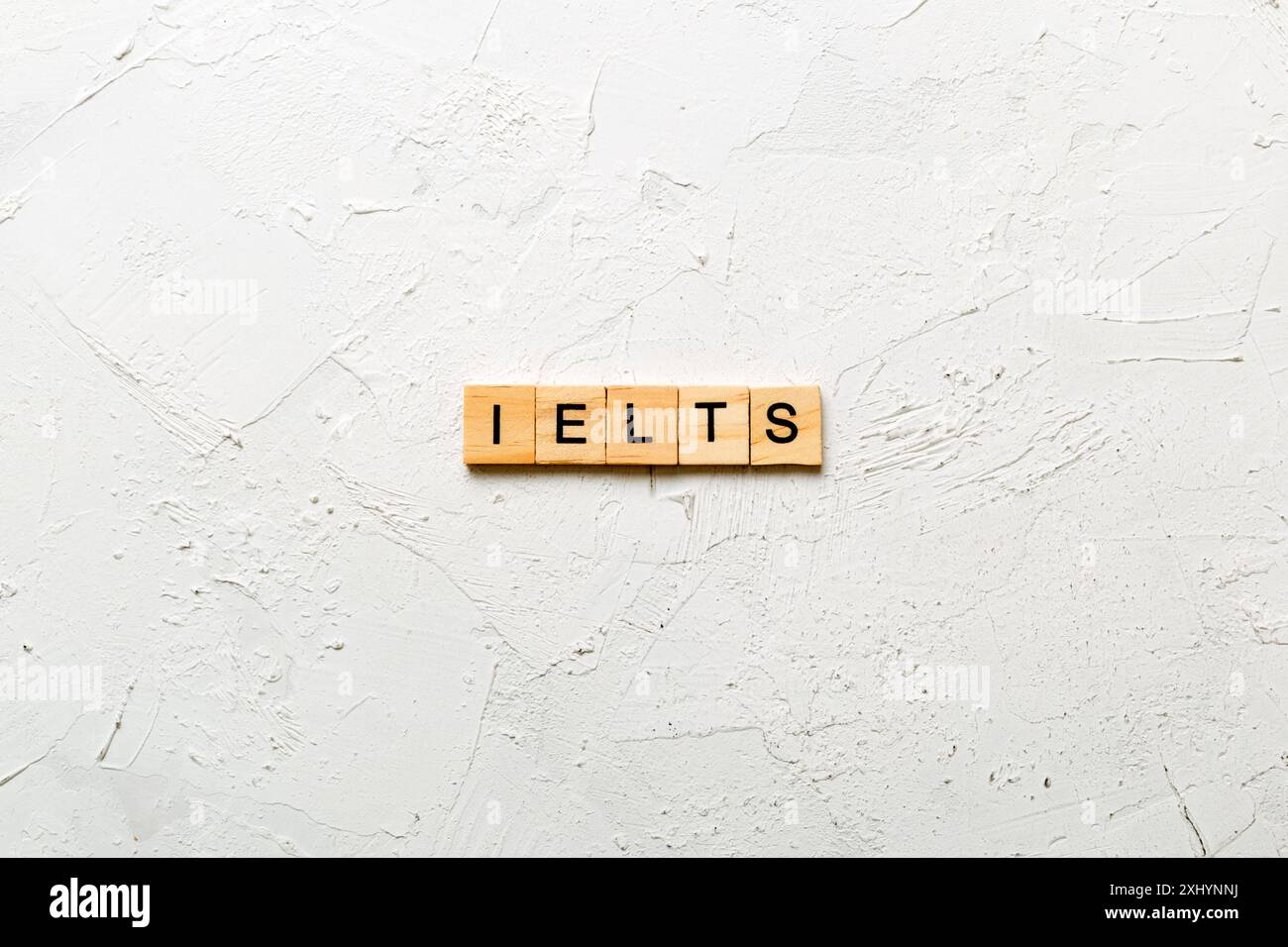Parola IELTS scritta su un blocco di legno. Testo IELTS sulla tabella, concetto. Foto Stock
