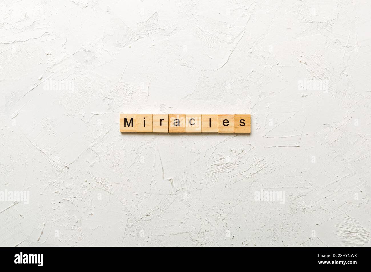 La parola miracoli scritta su blocco di legno. Miracoli testo su tavola di cemento per il vostro desing, concetto. Foto Stock