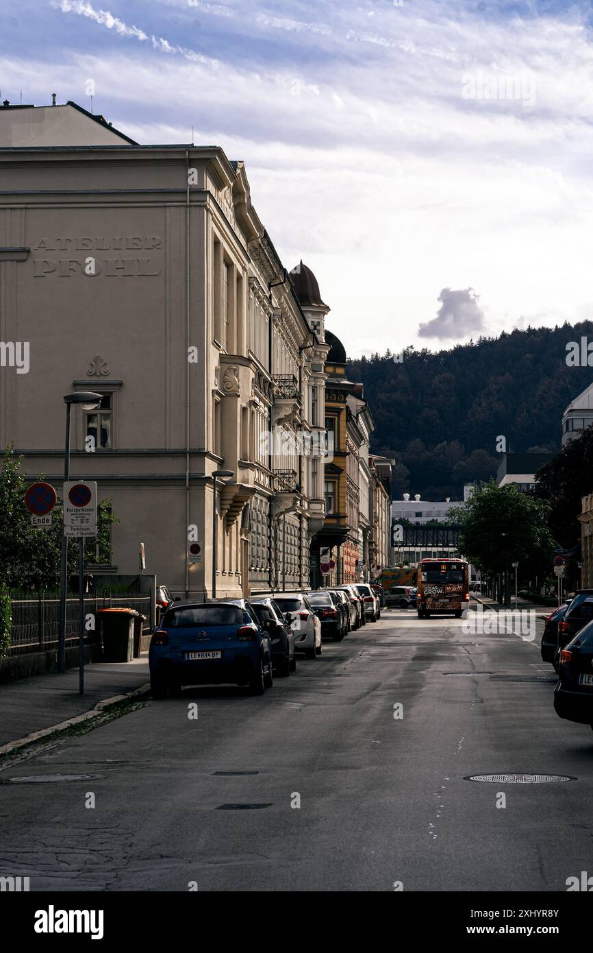 Leoben, Stiria, Austria - 14.07.2024: Veduta di una piccola strada cittadina nelle Alpi austriache Foto Stock