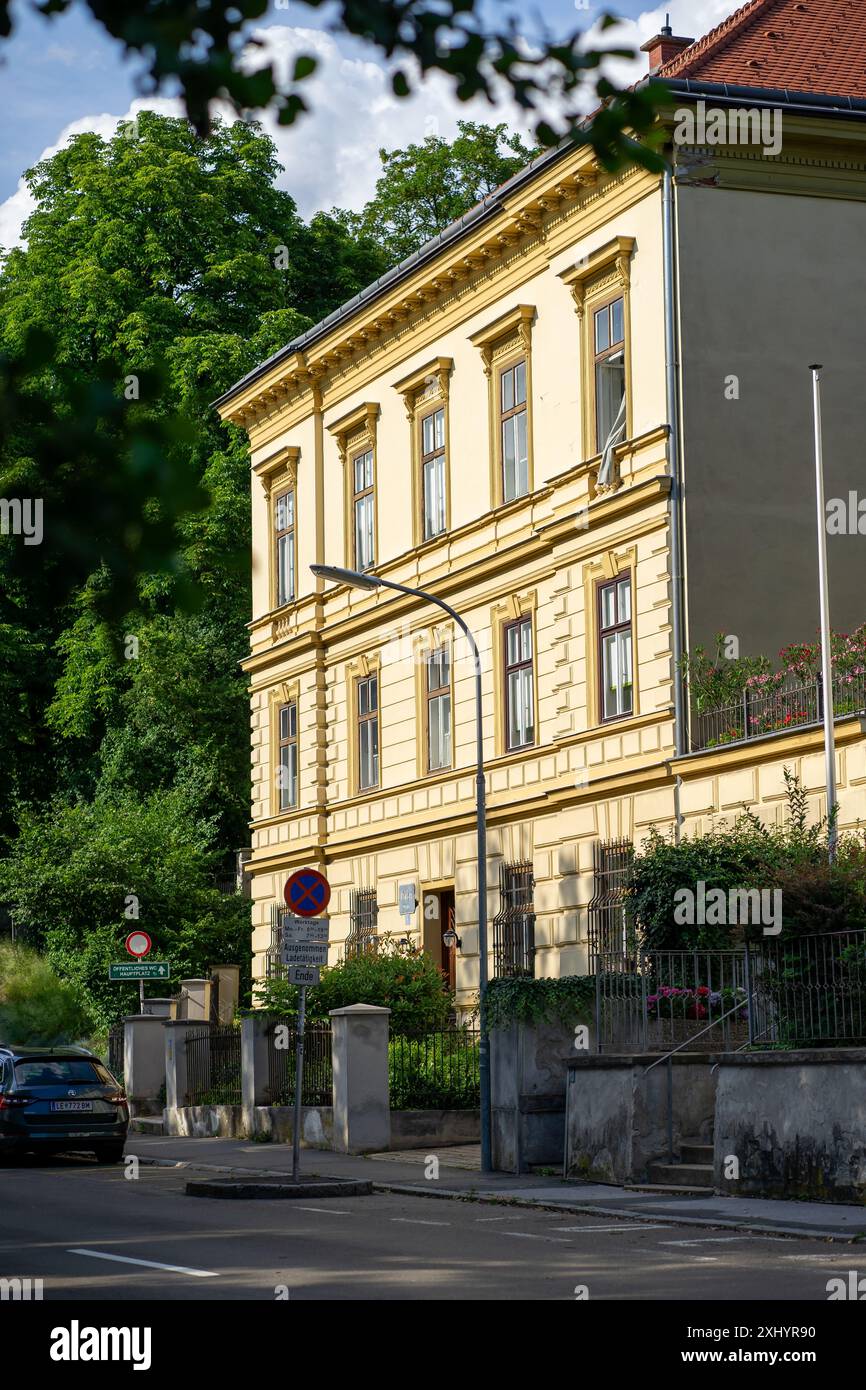 Leoben, Stiria, Austria - 14.07.2024: Veduta di una piccola casa cittadina nelle Alpi austriache Foto Stock