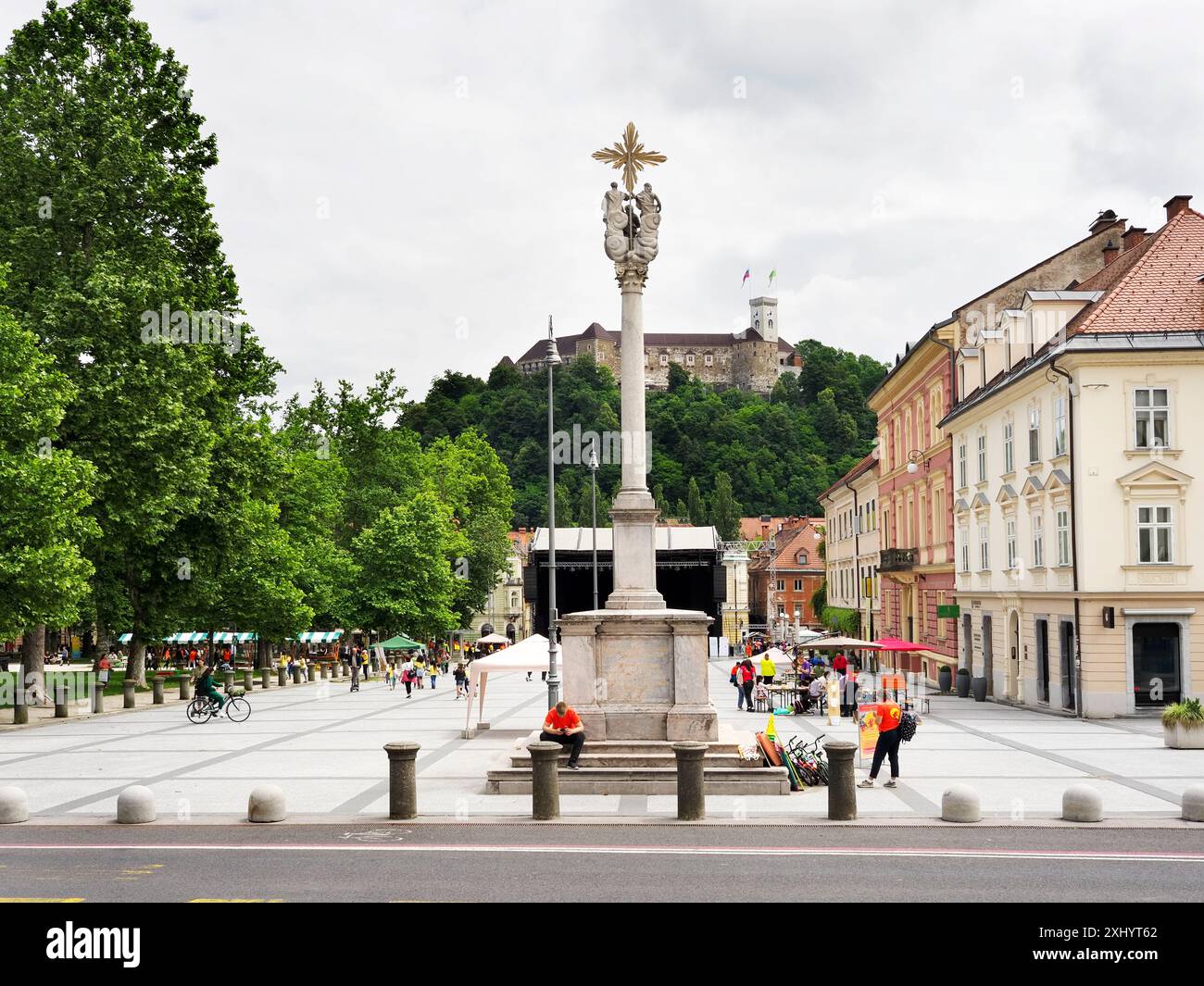 La colonna della Santissima Trinità in Piazza dei Congressi con il Castello di Lubiana sulla collina in lontananza Lubiana Slovenia Foto Stock