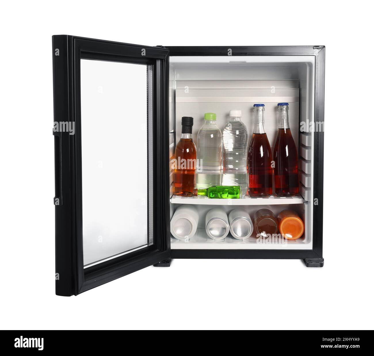 Minibar con bevande isolate di colore bianco Foto Stock